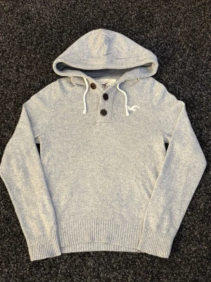 Hollister tröja med knappar-sällsynt  - Säljer nu denna sjukt eftertraktade Hollister hoodie. Mycket fin hoodie i skick 9/10. Väldigt populär modell och perfekt för säsongen.  • Perfekt till kyligare dagar • Skön passform, lätt att styla • Vintage / Y2K-inspirerad – sällsynt och eftertraktad • Passar både vardag och layering  📏 Storlek: M 📦 Skickas omgående 💬 Pris kan diskuteras vid snabb och smidig affär 