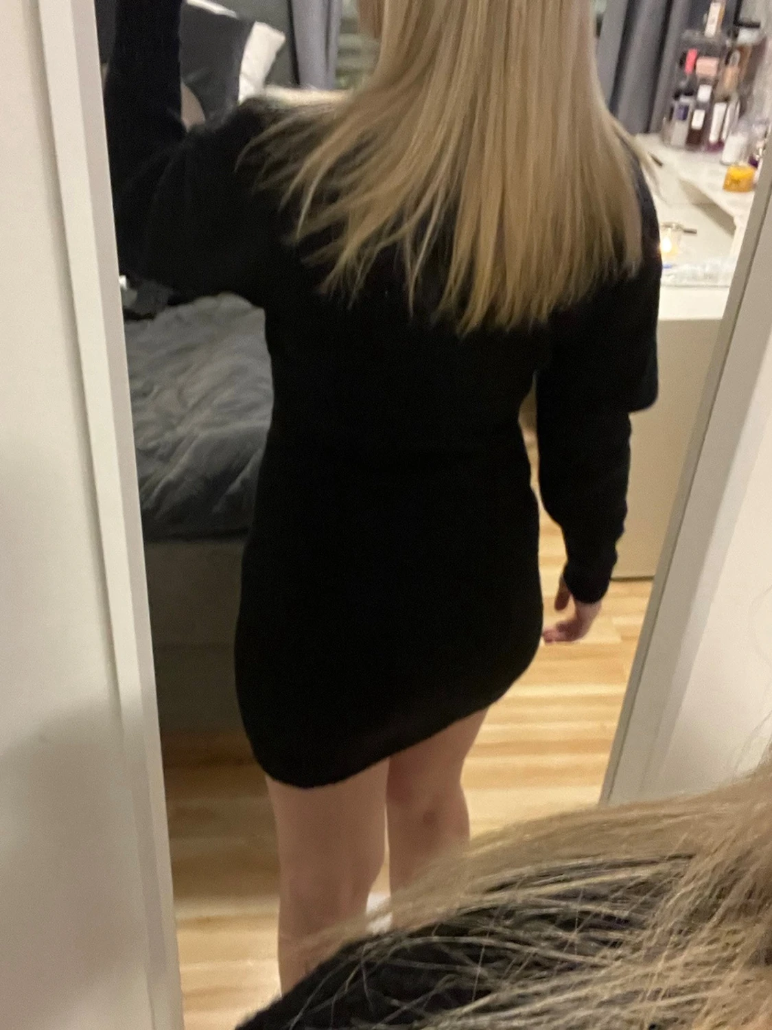 Svart stickad kortklänning - 1