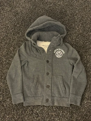 Abercrombie & fitch cardigan-sällsynt  - Säljer nu denna sjukt eftertraktade Abercrombie & fitch cardigan. Mycket fin hoodie i skick 9/10. Väldigt populär modell och perfekt för säsongen.  • Perfekt till kyligare dagar • Skön passform, lätt att styla • Vintage / Y2K-inspirerad – sällsynt och eftertraktad • Passar både vardag och layering  📏 Storlek: S 📦 Skickas omgående 💬 Pris kan diskuteras vid snabb och smidig affär 
