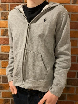 Ralph Lauren Hoodie - Grå zip hooodie från Polo Ralph Lauren i bra skick | Självklart äkta 👏 | Storlek XL i junior som motsvarar XS/XXS i vuxen storlek | Bara att höra av sig vid frågor! ✍️
