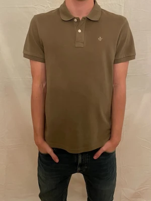 Morris piké - Säljer en Morris piké i mycket bra skick. Färg: mörkgrön/olivgrön. Storlek: S. Vårt pris är 399 kr och nypris ligger på runt 1000 kr. Priset är ej hugget i sten. Hör av er vid frågor eller funderingar!