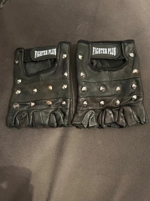 Äkta skinnhandskar med nitar i storlek L. - Helt nya äkta skinnhandskar med nitar. Storlek L.