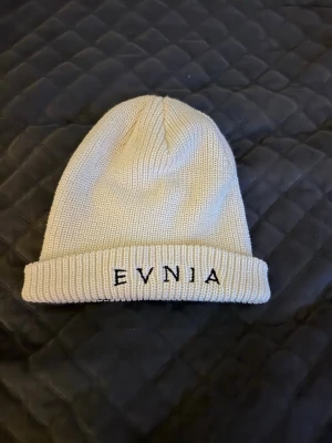 Cozy EVNIA mössa  - En mysig varm mössa som passar perfekt nu vid vintern!