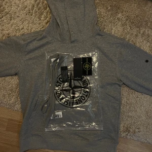 Stone Island Grå Hoodie - Helt ny Stone Island Hoodie Hrå färg ingår med alt som visas i bilderna.