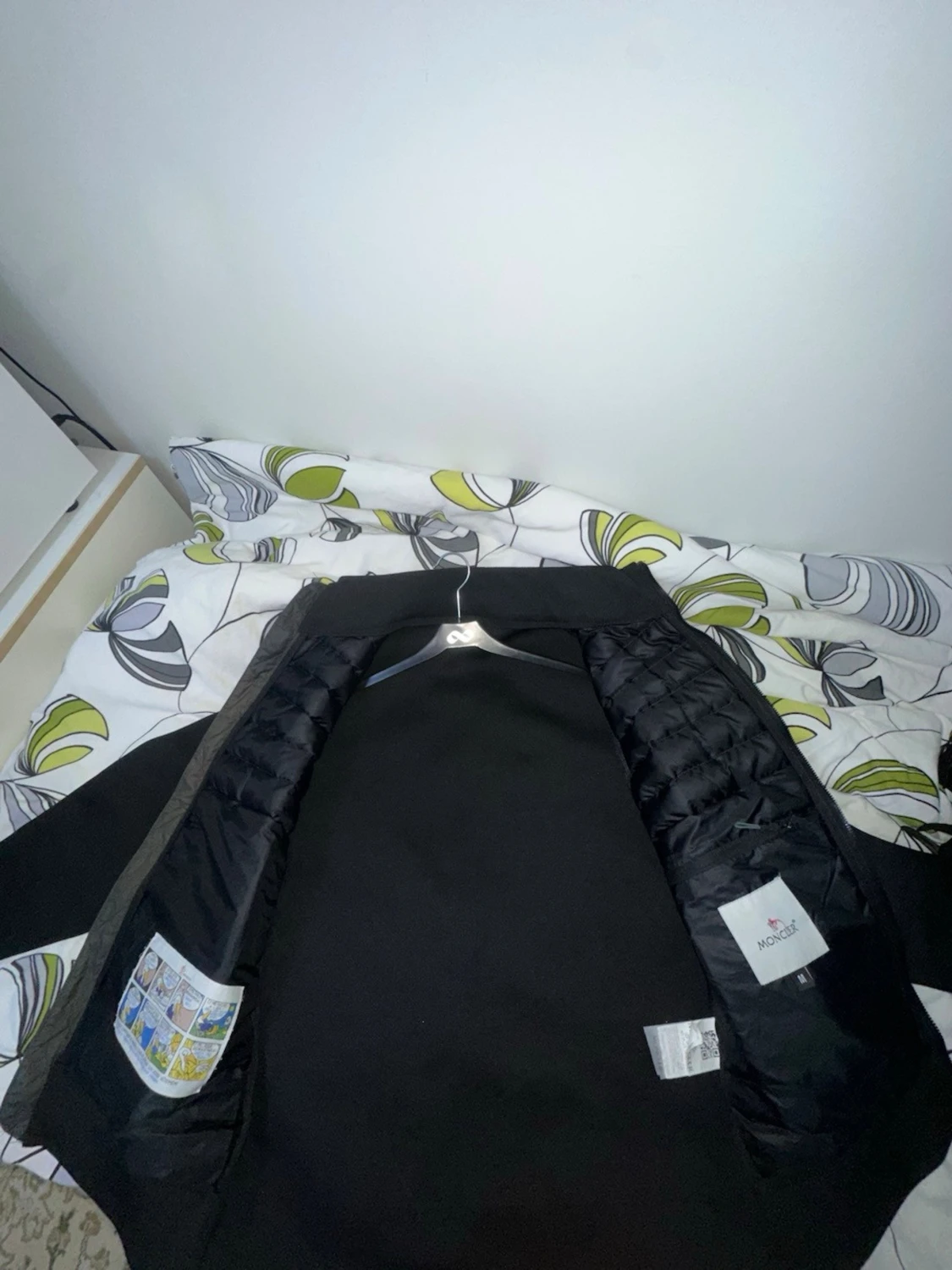 Mörk grön men ser ut som svart Moncler cardigan size m men passar också S  - 1