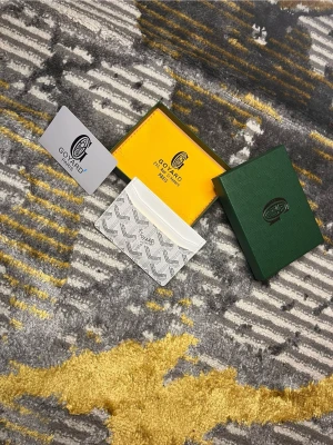 Vit Plånbok - Säljer en helt ny o oanvänd fin plånbok, den kommer med ett G… , box. Finns få kvar i lager. Vid fler bilder eller funderingar så är det bara att kontakta. FINNS FLER FÄRGER, VID STÖRRE KÖP ÄR PRISET LÄGRE.