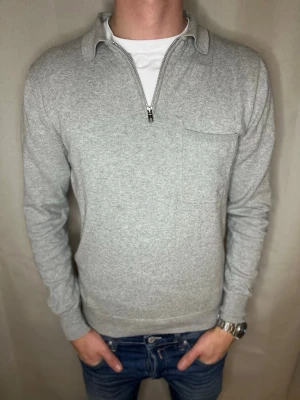 Grå half zip  - Snygg grå långärmad tröja med krage och half zip-dragkedja framtill. Tröjan har en liten bröstficka och är tillverkad i mjukt material som känns skönt mot huden. Perfekt för dig som gillar stilrena och enkla plagg med en modern touch. Stolek M, Pris   199kr💸Men går att gå ner i pris vid snabb affär✅ Skicket är 8/10. 