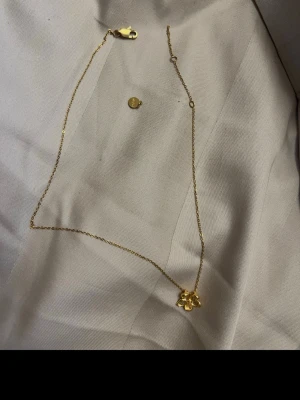 Muli collection halsband  - Fint halsband, märket på den har gått av men det är inget som påverkar  halsbandet. 