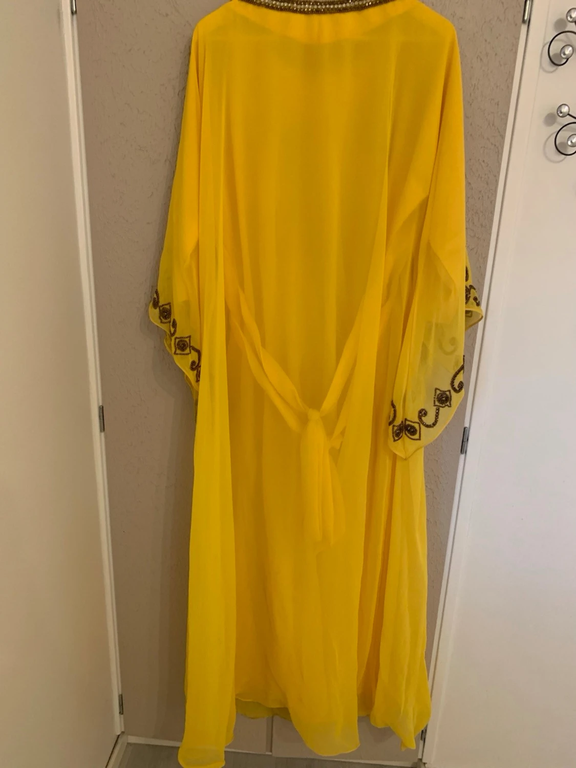 Gul långklänning med broderi - 5