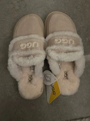 Uggs tofflor - Äkta Uggs tofflor köpta från Ugg butik i Australien. Helt oanvända med prislapp kvar. Pasaar även strl 39
