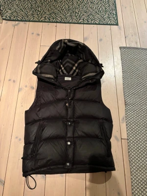 Burbery  väst  - Säljer min burbery väst då ja inte andvänder. Modellen är 183 och den är nån cm för kort enligt mig. Skriv om ni veta nått 