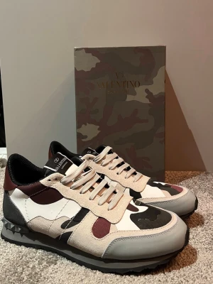 Valentino rockrunners  - Riktigt feta valentino rockrunners i storlek 44 men passar 43, box och dustbag fås med, tveka inte på att höra dig vid fundering :) pris kan diskuteras 
