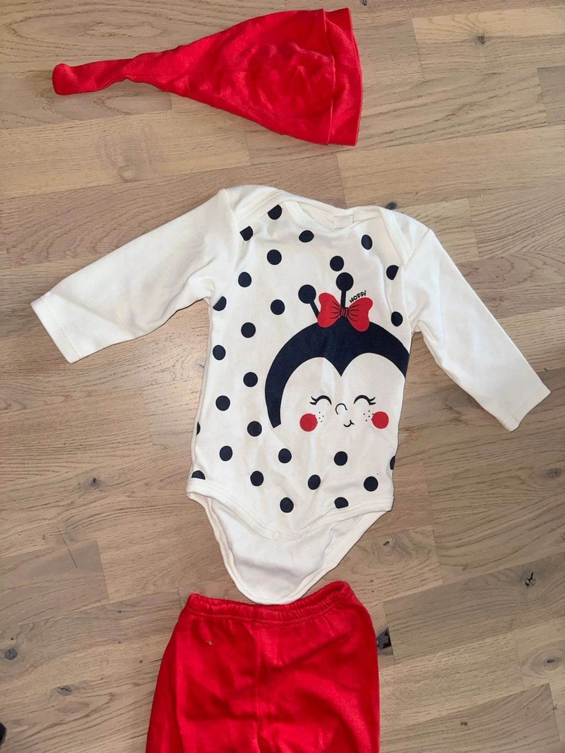 Vit och röd prickig väst med nyckelpiga Nyckelpiga Set - Body, Byxor och Mössa - 1