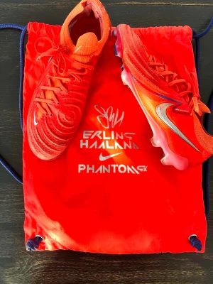 Nike Phantom GX Elit Fg - Erling Haaland limited edition sko med originalpåsen. Använda med i bra skick.