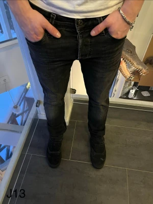 Svarta Jack & Jones jeans  - Svarta Jack & Jones jeans med Slim/Glenn passform. Hör av er vid minsta funderingar!