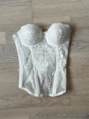 Vit korsett  - Säljer en superfin vintage korsett från märket Salute! Storlek på kupan är 75B! ❤️