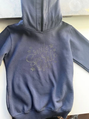 Hoodie  - En marinblå hoodie från modmis i storlek S. Med 2 fickor framtill på båda sidorna samt luva till. 