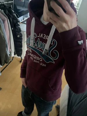Vintage 2000s Superdry hoodie JPN (Limited edition) - Säljer nu denna sjukt snygga och sällsynta vintage 2000s hoodie från Superdry! Perfekt passform och en både unik och stilren färg😊 Säljs ej längre i butik och är ur en limiterad upplaga och hoodien är därav mycket eftertraktad 🤩Storlek S och passar true to size 🙌Skriv vid funderingar🤝
