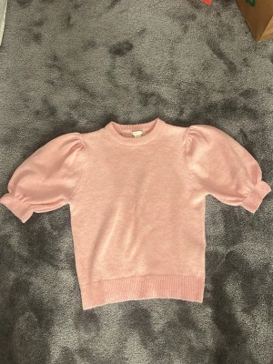 Ljusrosa stickad tröja Gina Tricot - Supersöt ljusrosa stickad tröja från Gina Tricot med puffiga korta ärmar 