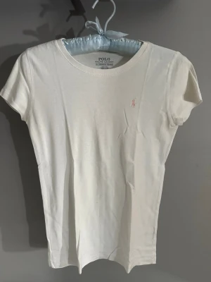 Polo ralph lauren t-shirt - Vit polo ralph lauren t-shirt i stl. XL (16år)
