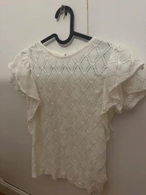 Vit topp med volang - Basic & classy vit topp med spets och volang ärmar🤍 Storlek XS 