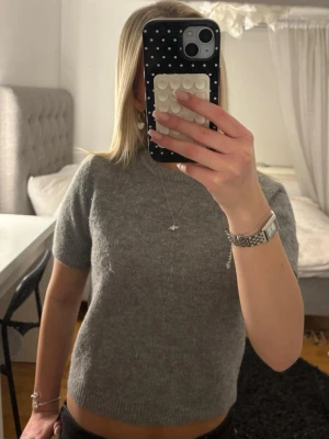 Grå stickad T-shirt 💕 - Superfin grå stickad t shirt