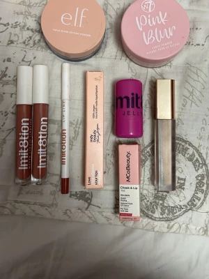 Imitation läppkit med två läppstift och penna - Säljer ett kit med två matta flytande läppstift i varm brun nyans och en matchande läppenna från Imitation. Perfekt för att skapa definierade och fylliga läppar. Snyggt och trendigt resultat med lång hållbarhet.