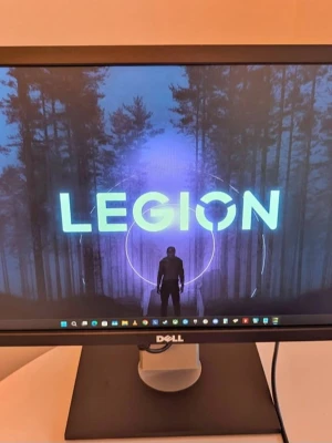 Dell 24" Full HD Monitor - Dell 24-tums bildskärm med Full HD-upplösning (1920x1080 @ 144Hz). Utrustad med DVI-D och DisplayPort-anslutningar. Skärmen har bra ljusstyrka och kontrast, inga synliga defekter eller repor. Perfekt för arbete eller hemmakontor.