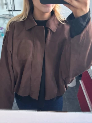Brun mockajacka - Snygg brun mockajacka!!🤎😊Köpt på plick så är osäker på märket!