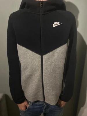 Svart grå Nike tech fleece - Svart grå nike tech fleece. 