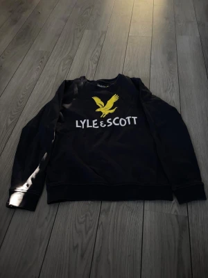  Klädpaket - Säljer ett klädpaket med 2 lyle Scott tröjor och 1 gant storlek lyle scott tröjorna är 10-11 år och ganten är 11-12