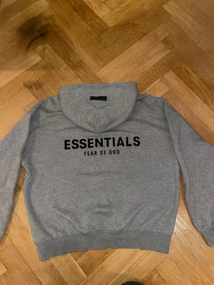 Essentials hoodie - En fet essentials hoodie i storlek S aldrig använd och säljs för att den inte passar mig skriv gärna om ni har frågor eller så! Ps går att pruta!