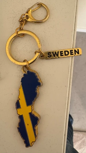 Nyckelring med accessoarer  - Säljer dessa två accessoarer. 