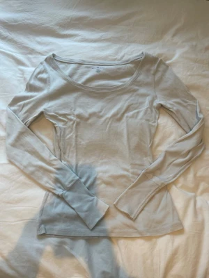 Brandy Melville tröja - Tröja från brandy Melville som är använd en gång, jättebra skick och det syns inte att den har använts. Färgen är en blandning av grå och beige. Säljer då jag inte får någon användning utav den. Pris kan förmodligen diskuteras💗