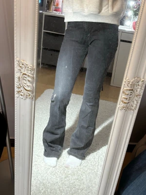 Svarta flare jeans från 157, XS - Säljer ett par svarta flare jeans från Lager 157 i storlek XS. Modellen heter Snake Flare och har full längd. Jeansen har hög midja och klassisk femficksdesign. Materialet är stretchigt och bekvämt. Det är fläckar från blekning sen tidigare och lite slit i längst ner vid benen. Pris kan absolut diskuteras.