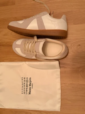 Maison Margiela gats - Maison Margiela gats, nästan helt nya, inga defekter, dustbag ingår. Skriv för info, pris kan diskuteras.