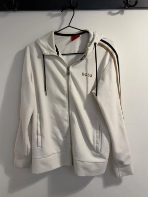 Boss zip hoodie  - Säljer denna boss zip hoodie! Kontakta för frågor!