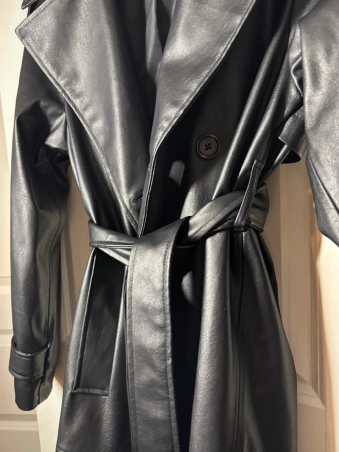 Svart trenchcoat i skinn från Bershka - 2