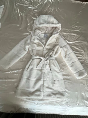Vit pälsjacka med huva från Amisu - Säljer en helt ny  fluffig vit pälsjacka från Amisu använd en gång hemma men annars helt ny. 