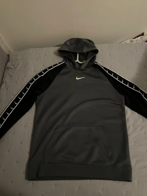 Säljer två tröjor tillsammans. Nike och Polo Ralph lauren zip   - Nike tröjan är i bra skick inga skador medans Polo tröjans dragkedja är sönder men annars e den perfekt båda är i storlek S. Pris kan diskuteras. Funkar också att köpa en av de det löser vi bara skriv till mig.