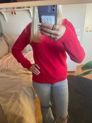 Röd stickad tröja från Vila - Säljer en röd stickad tröja från vila. Tröjan är endast använd en gång och är i bra kvalite. Det är ett litet hål på tröjan som synd på bild 4 men det är ingeting som syns. 💕💕