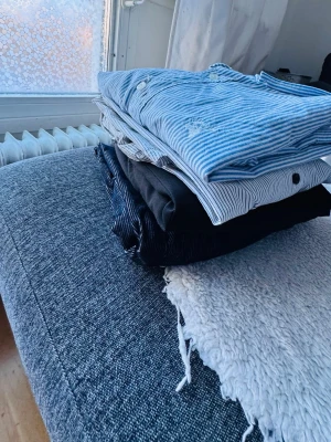 Klädpaket med mänskläder - Säljer ett paket med mänskläder. Innehåler sametsbyxor i storlek 36/30, finbyxor 36/32, skjorta 1 i storlek M (39/40) , skjorta 2 storlek L. Perfekt för dig som gillar stilrena och tidlösa plagg. Alla plagg är använda men i jättebra skick.