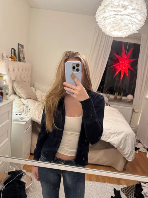 Mörkblå stickad zip-tröja - Mörkblå finstickad zip-tröja med lappen kvar! Den är i barnstorlek 146/152 men passar mig som brukar ha xxs/xs 💗  Har även matchande underdel i storlek 158/164!!  Kom gärna med prisförslag, försöker bli av med så mycket som möjligt 😊