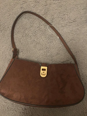 Mocka väska - Helt ny mockaväska! Bara prislapp saknas men är ej öppnad. Säljer för 90 kr