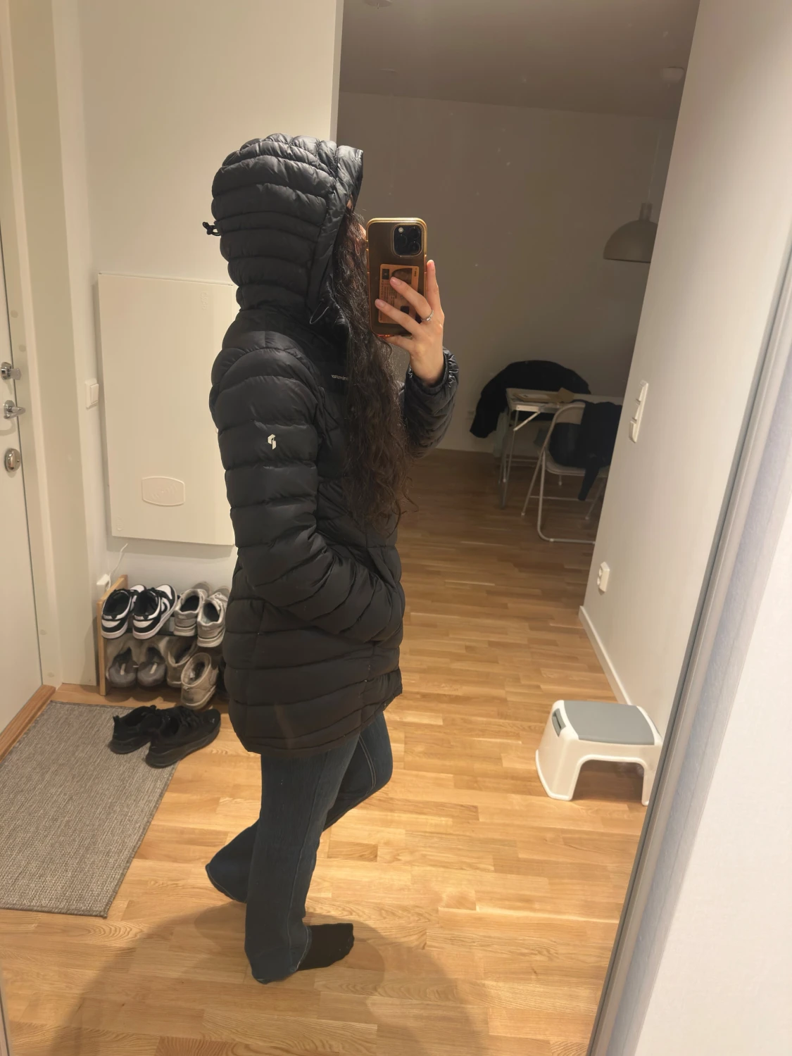 Svart lång dunjacka från Peak Performance  - 1