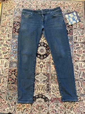 Jacob Cohën 622 – Strl 38“Go to bed with a dream, wake up with a purpose.” - Lyxiga Jacob Cohën jeans i modell 622. Slim passform med bra stretch och stilren blå tvätt. Alla klassiska JC-detaljer plus en snygg Jacob Cohën scarf ingår.  Passformen är bäst om du väger runt 80 kg, men 90 kg funkar också bra tack vare bra stretch och form. På bilderna ser du hur de sitter på en person som är cirka 186 cm och väger 90 kg med rejäla ben.  Skick: 8,5/10 Inga hål, inga skador, fint skick rakt igenom.  Mitt pris ligger på 999. Hör av er vid frågor – jag kan även skicka fler bilde