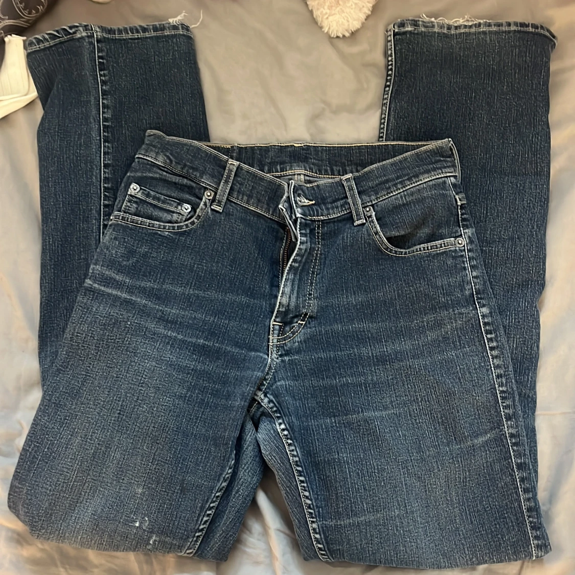 Mörkblå jeans med raka ben