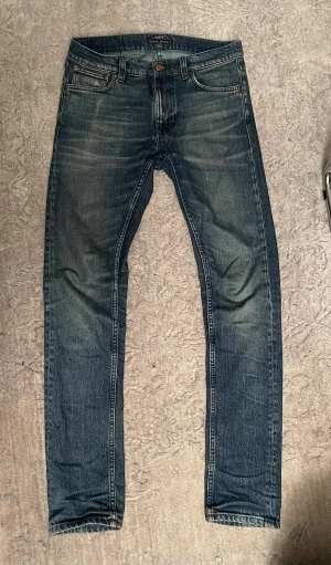 Nudie Jeans Lean Dean blå jeans 28/32 - Snygga blå jeans från Nudie Jeans i modellen Lean Dean. Använda ett tag vilket gett dom snygga fades. Storlek 28:32. Hör av er vid frågor!