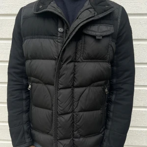 Moncler vinterjacka - Säljer nu denna superfina och sällsynta Moncler jacka, perfekt inför vinter/kall höst men även tidig vår Storlek i jackan är S/M Jackan är i väldigt bra skick och har även inga hål eller defekter, men luvan saknas Pris kan diskuteras vid snabb affär!