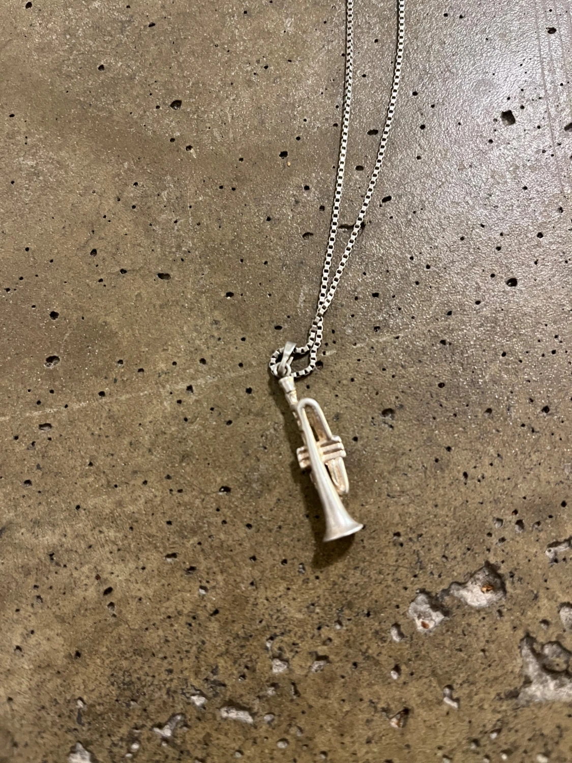 Halsband med trumpetberlock i silver - 2